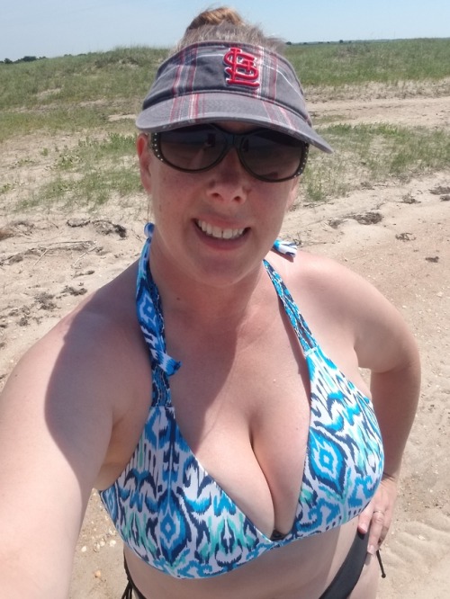 hotfreckledginger:At the beach….relaxing for the soul.