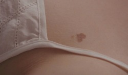 nadi-kon:  “I love her heart-shaped birthmark on her neck.” (500) Days of Summer (2009) dir. Marc Webb 