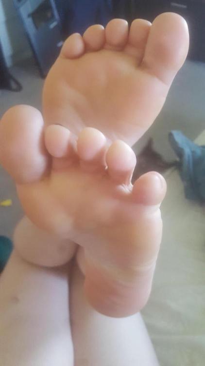 feeter-happier: On of my friend’s first foot pictures. Great soles and small feet/toes. How do you g