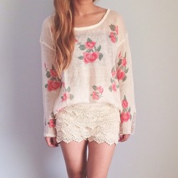 slapping:  White Long Sleeve Floral Crop