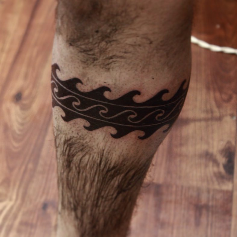 Calf tattoo of the endless knot by André de Camargo