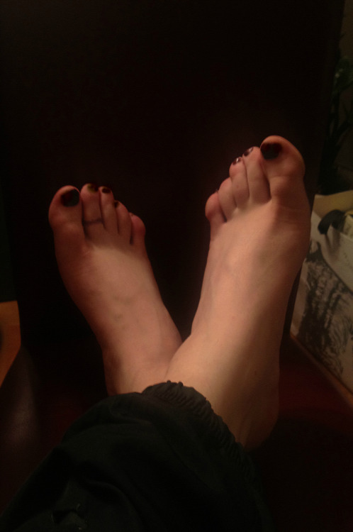 stephanietaboo: tumblrfeet:  Hello i’m Stephanie :) that’s my feet :)Follow ME!  thebizarrese