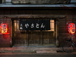 the-colors-of-tokyo:  Nightlife in Small Town Tokyo… Or what there is of it. Ookayama, Tokyo. 