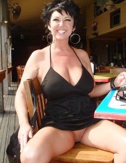 wetmoms:  Over 1 MILLION horny MILFS on this