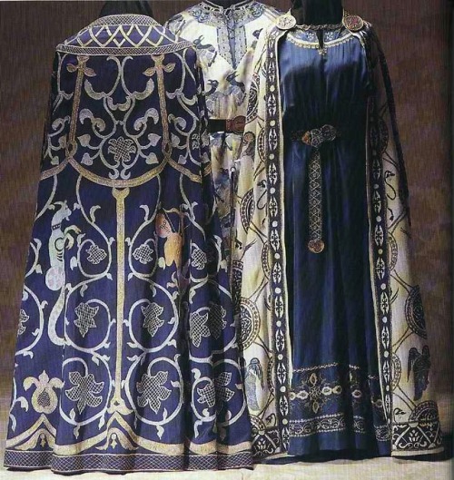 magpieandwhale: jeannepompadour: Medieval men’s and women’s costumes from the 1300s-1400