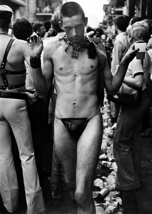 ohthentic:  kecobe:  Mardi Gras, New OrleansLeon Levinstein (American; 1910–1988)1975Gelatin silver print  Oh 