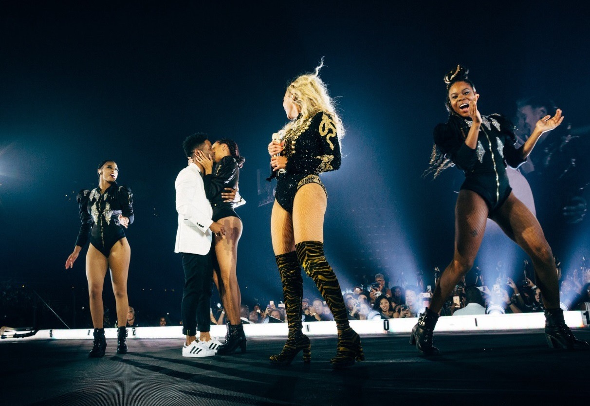 themochagoddess:  beyhive4ever:  Beyoncé’s dancer Ashley Everett gets proposed