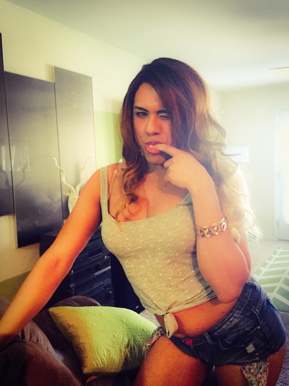 stephen1161:  melinaleonxo:  💅💄👓👠💋💖 tgirl Melina  Beautiful