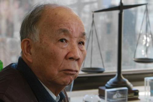 18mr:  This is the face of a man who won’t take anyone’s BS.  Kang Chun Wong is suing the NYPD for ŭ million dollars after being bloodied up by officers trying to arrest him for jaywalking. Wong was walking home Jan. 27 when NYPD stopped him, took