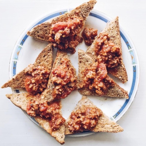 L U N C HT I M E Beef ragu on whole wheat toast. What’s everyone else having today? ...........#fitn