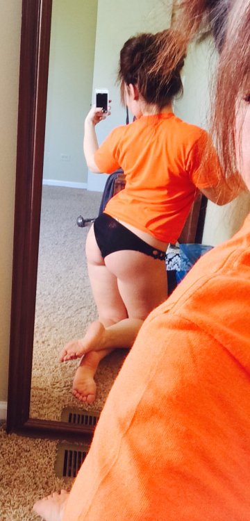 mickeynicole2:  Chili is cooking. Baking Mac and cheese. Getting my jeans on and running for some brewskis!! Let’s go Bears xoxo
