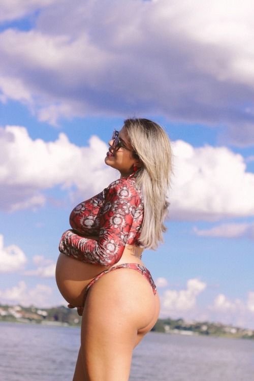 bellylove577: Incredibly beautiful curvy pregnant woman with a huge belly! Mmm god that is so hot bv