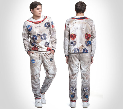 odditymall:  This Apollo 11 sweatsuit is an exact replica of the space suit that the astronauts from Apollo 11 wore to the moon, except, you know… in sweatsuit form. —>http://odditymall.com/apollo-11-astronaut-sweatshirt-and-sweatpants