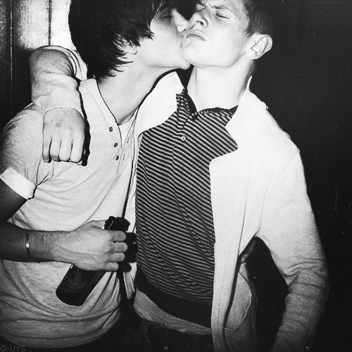 kissingeverysinglenight:  black & white, couples blog
