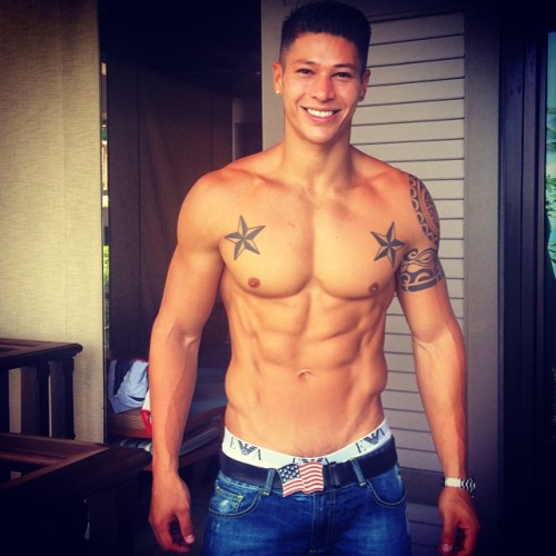 hawaiianbi808:  welcum-to-paradise-808:  fuck  DAMN 