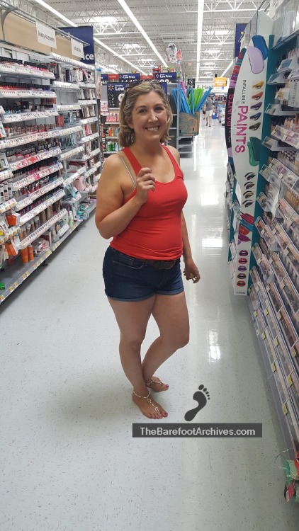womanbarefootinpublic:  Now this woman rocks her barefoot sandals at Walmart. Love that carefree attitude!