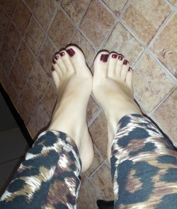 tribal-lion93:  Mmmmmm toes & arches