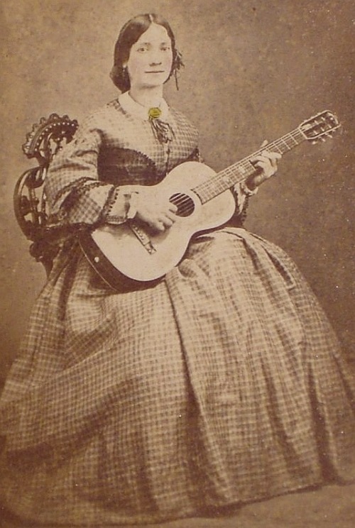 vintageeveryday: Music in Victorian Era – Vintage pictures of women playing musical instrument