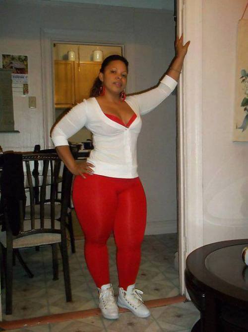 pearhub:  chollybasoline:  Real Woman THICK    #thick #milf #wide hips #tight pants