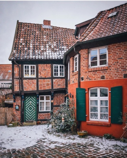 vintagepales2: “the moody alleys and crooked houses of Lüneburg, Germany”