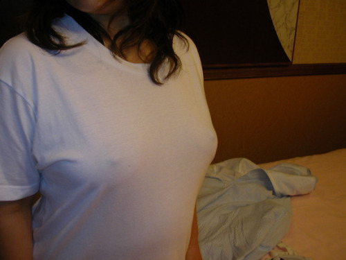 Tシャツのエロ画像 - お宝エログ幕府 ノーブラ浮き乳首　#braless #nipples #pokies #ノーブラ