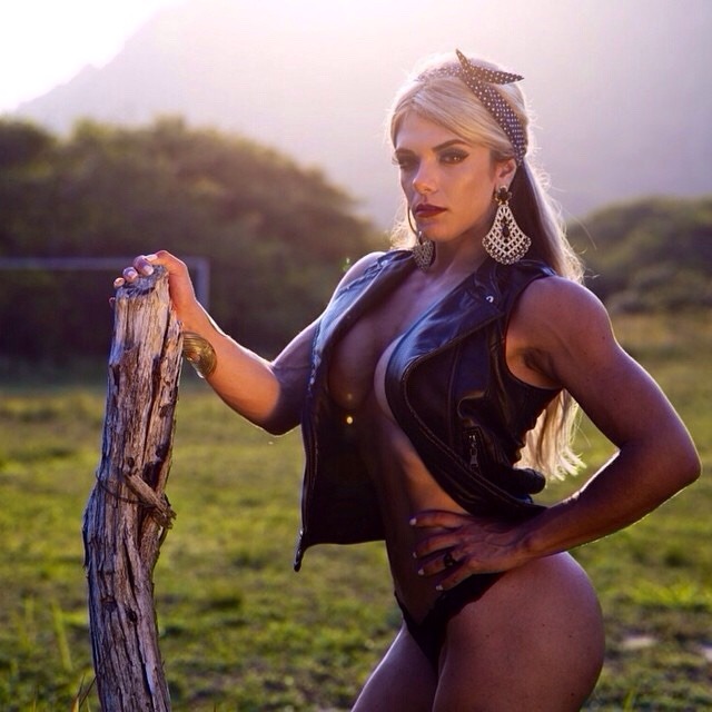 the-training-room:  @robertazuniga  Foto: @daviborges_fotografo  Make: @danielllcunha