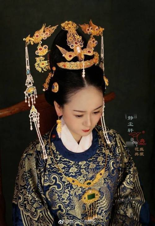 Traditional Chinese hanfu and hair ornaments, in the style of the Ming dynasty. The hair ornaments a