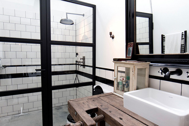 carlosison:  bobbycaputo:  An Old Amsterdam Garage Converted Into An Apartment Amsterdam-based