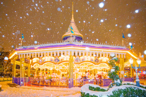 mickeyandcompany:  Snow at Tokyo Disneyland (x) 