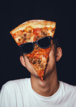 directionalinfluence:TODAY IS HALLOWEEN PUT A PIZZA ON YOUR FACE GO SCARE THE PIZZAPHOBES