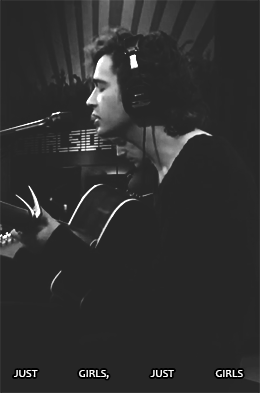 mattyhewhealy:  girls + 