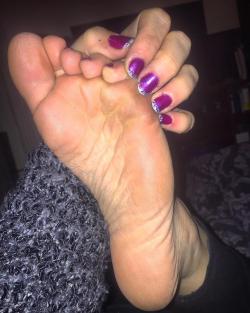 foot-fetish-babes:  My little feet need some