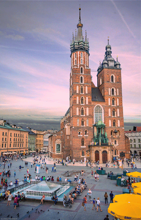elyanparker:  KRAKOW, MAIN SQUARE. I’m in Krakow right now, and I love the city! If you are here als