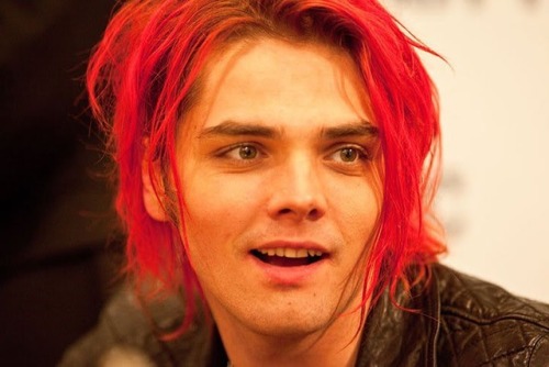 killjoyhistory: Hot Topic Pictures from a Hot Topic signing event on November 18, 2010. Source: 1