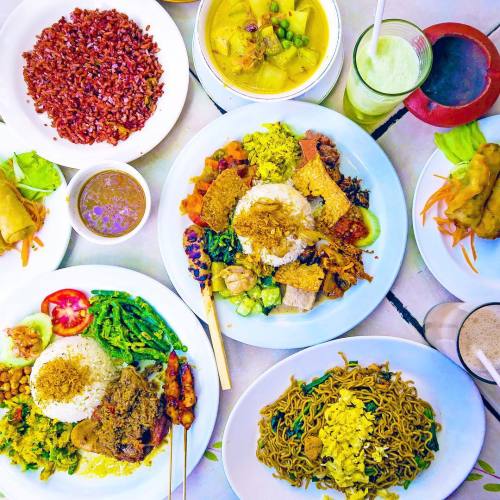 allaboutindonesia: My oh my! Look at this collection of delicious Indonesian food! Nasi Campur, lite