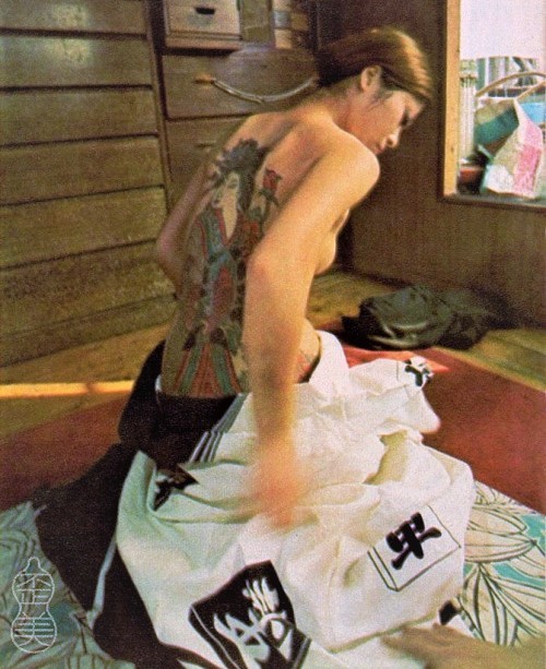 aloneandforsakenbyfateandbyman:Traditional Japanese tattoo artist Horibun I at work in Tokyo, circa 