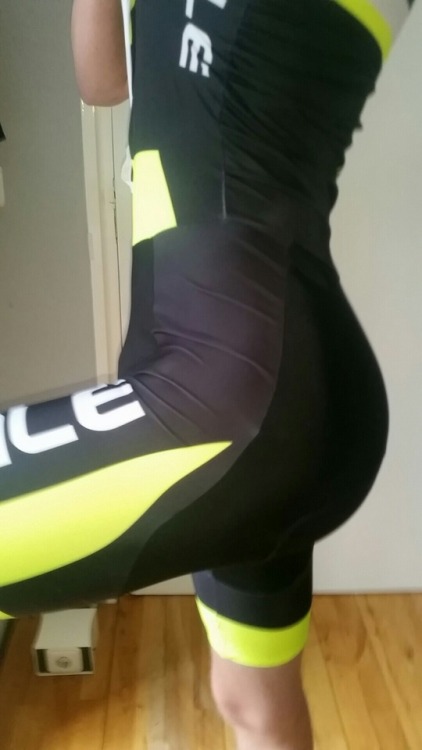 New on tumblr , follow if you like what u see x #cycling #skinsuit #ass #cyclinggay #spandex #lycra 