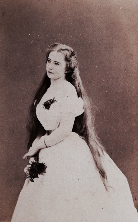 carolathhabsburg:Ema Puksêc ,croatian soprano. Late 1860s