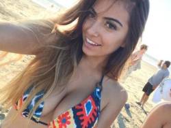 bikini-selfies:she looks fun