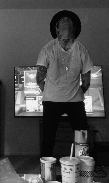 mixtape-jesse:  What’s he doin?? Lol [x]