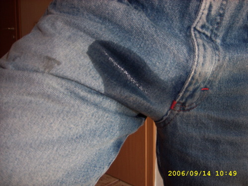 pee-fetish:  i wetting my short jeans. this felt me so horny. 