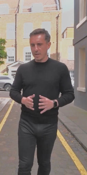 jmou10-deactivated20220809:Even the jeans struggle to contain Gary Neville’s bulge 🤣🍆🤤