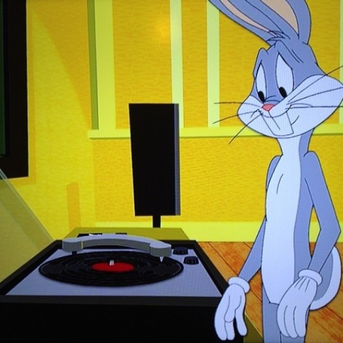 vinylandgeekstuff:  Bugs Bunny melómano 