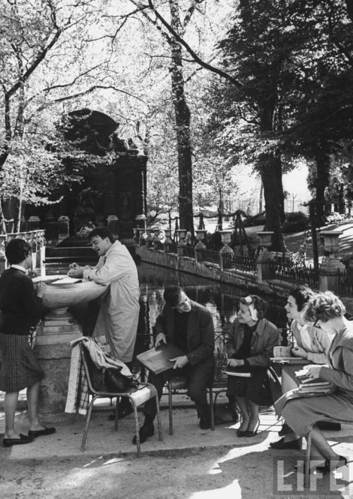 lafleurflaneur:1960s Parisian students in the park“Usually I avoided college students, whom I 