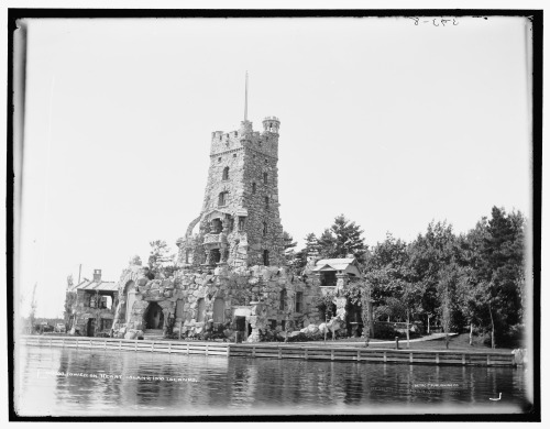  The Thousand Islands are a group of more than 1,800 islands in the St. Lawrence River, straddling t