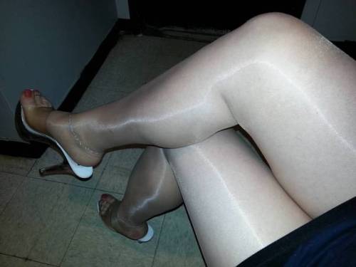 #legs #prettylegs #sexylegs #legscrossing #legscrossed #crossdress #crossdresser #cd #pantyhose #shi