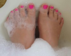 Missphoenix-Mysecretlife:  Bubbles And Hot Pink!!!! :-D I Feel So Girly And Happy!