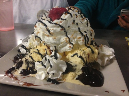 Hot fudge brownie sundae 😩😋