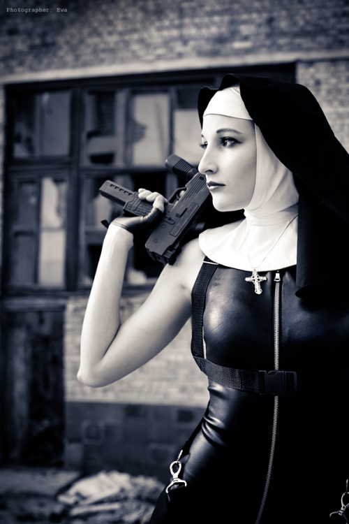 cosplayblog:  The Saint from Hitman: Absolution  Cosplayer: IlonaPhotographer: Eva [VK]  