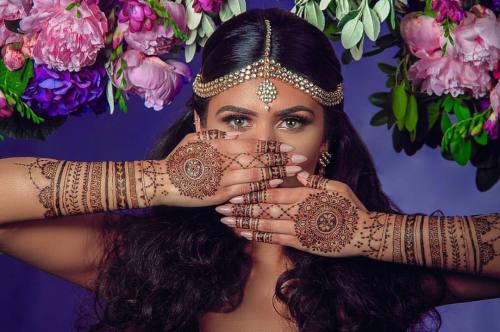 Totally mesmerised by the gorgeous Kajal ❤⠀ ⠀ Henna Artist: @lal_hatheli_london⠀ Model: @kajalt⠀ Mak